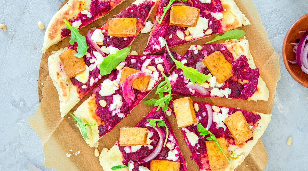 Pizza naan betterave, tofu, feta