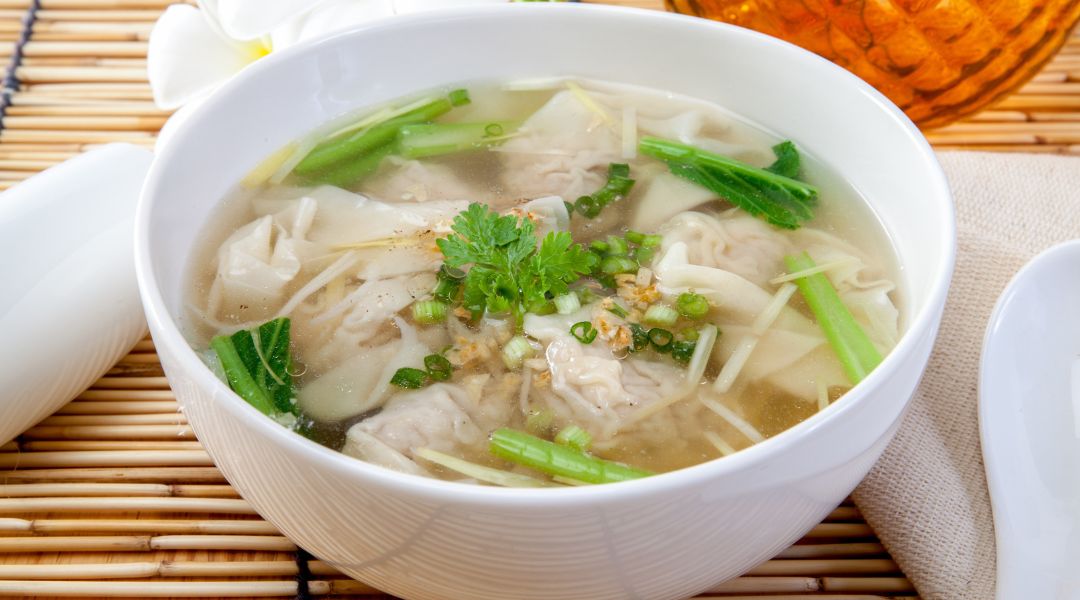 Soupe aux raviolis chinois