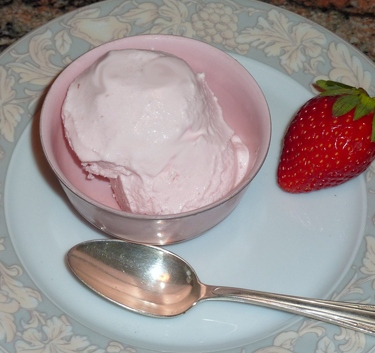 Glace au yaourt au sirop de fraise Magimix.