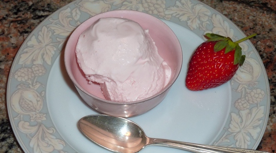 Glace au yaourt au sirop de fraise