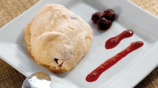Meringue with raspberries