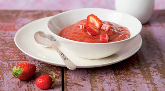 Compote pommes-fraises-rhubarbe