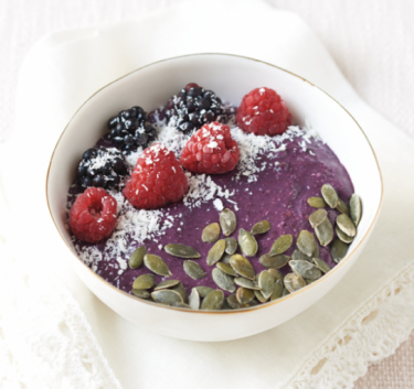 Smoothie bowl mûres et noix de coco Magimix.