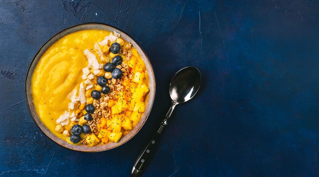 Smoothie bowl glacé à la mangue