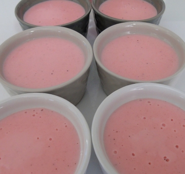 Crème vanille, poudre rose de Reims Magimix.
