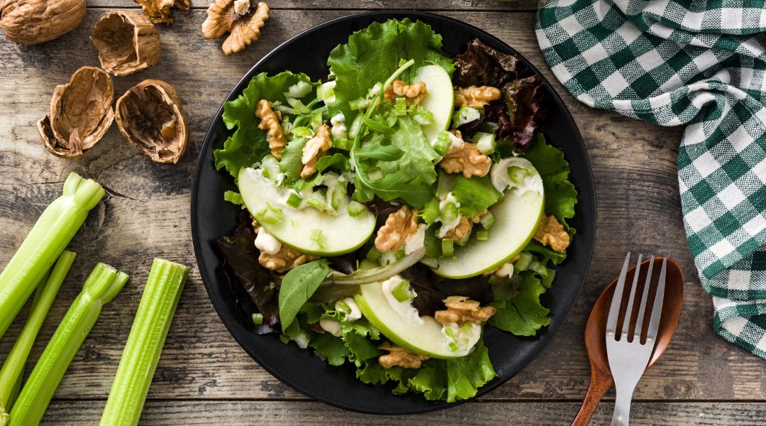 Salade de céleri, pommes et noix