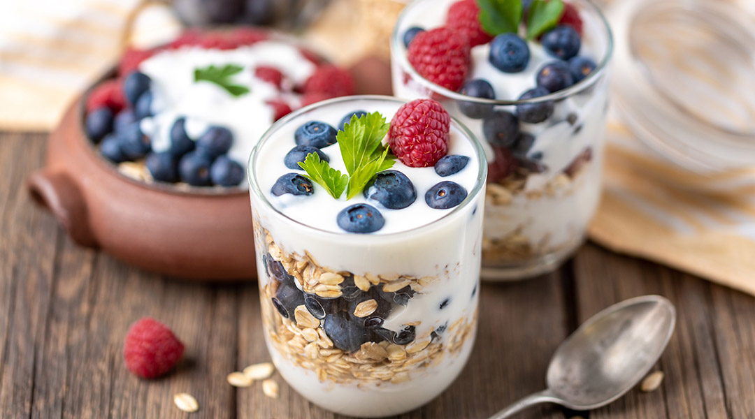 Plain yogurt with granola | Magimix Recipe