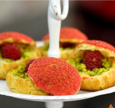 Choux sucrés pistache-framboise Magimix.