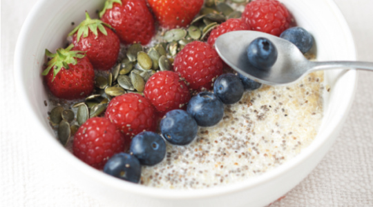 Porridge quinoa et fruits rouges