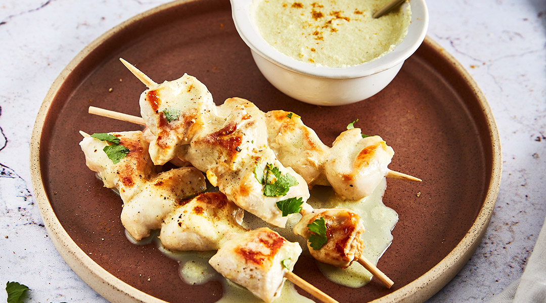 Brochettes poulet, sauce coco-curry