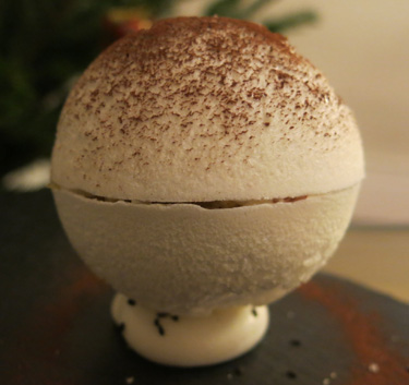 Sphère de meringue, compote de pommes Magimix.