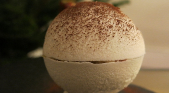 Sphère de meringue, compote de pommes
