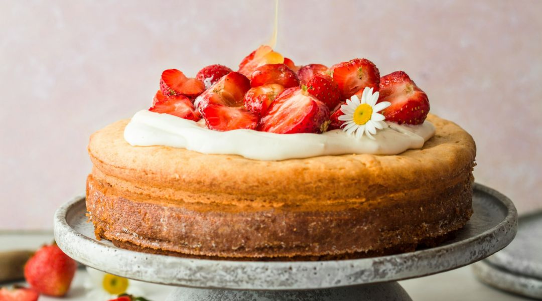 Gâteau moelleux au miel et fraises