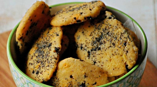 Galettes de fromage, olives noires
