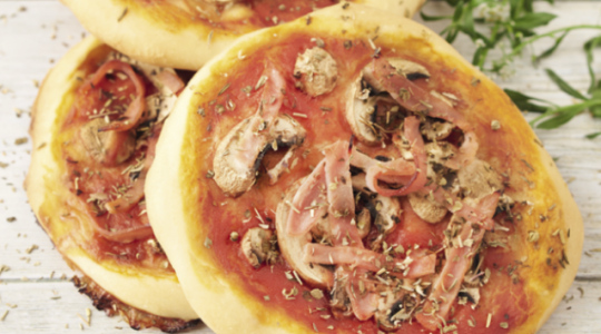 Pizza au jambon et aux champignons