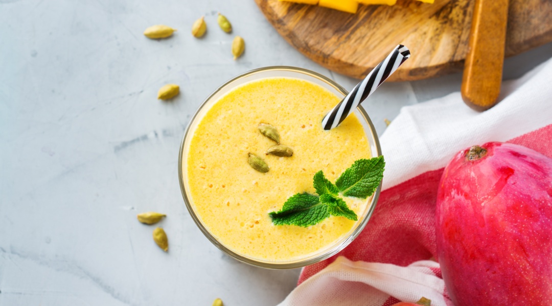 Smoothie mangue, ananas et épinards